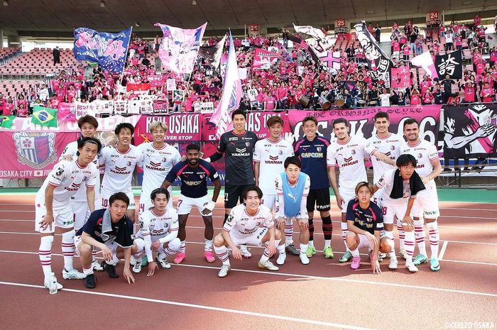 Justin Hubner dan pemain Cerezo Osaka melakukan foto bersama seusai laga melawan Albirex Niigata, Minggu (7/4/2024).