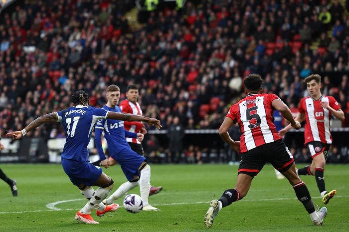 Winger Chelsea, Noni Madueke, mencetak gol ke gawang Sheffield United pada matchweek 32 Liga Inggris 2023-2024 di Stadion Bramall Lane, Minggu (7/4/2024).