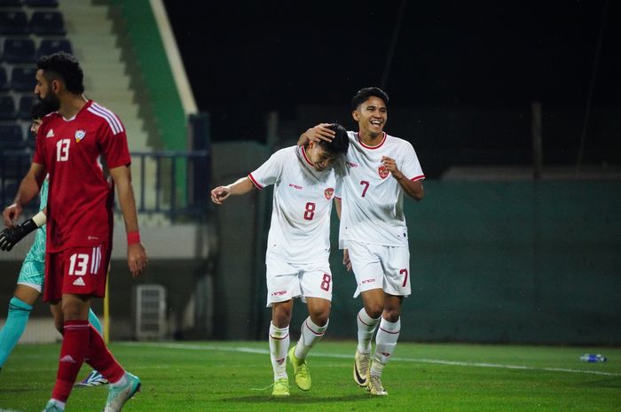 Dua penggawa Timnas U-23 Indonesia, yakni Witan Sulaeman (kiri) dan Marselino Ferdinan (kanan), saat tampil melawan UEA dalam laga uji coba jelang Piala Asia U-23 2024.