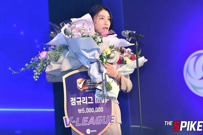  Legenda voli Korea Selatan, Kim Yeon-koung, saat mendapat penghargaan sebagai pemain terbaik (MVP) Liga Voli Korea 2023-2024.