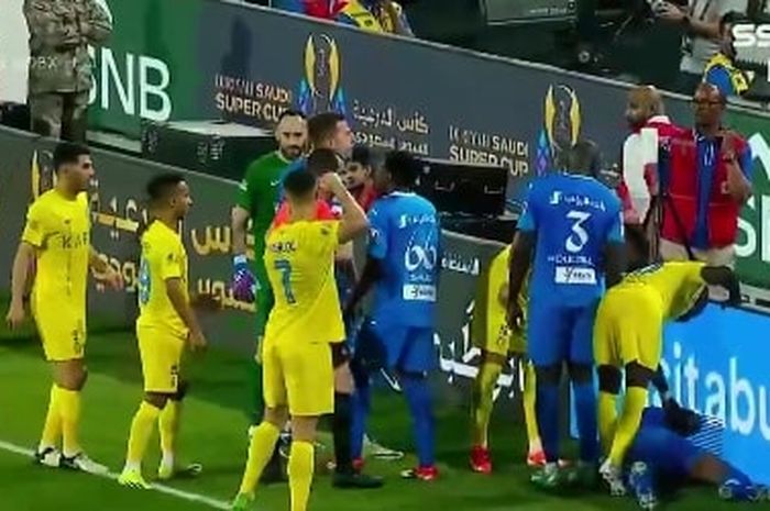 Cristiano Ronaldo menunjukkan gestur seperti hendak memukul wasit dalam duel Piala Super Saudi antara Al Nassr vs Al Hilal (8/4/2024).