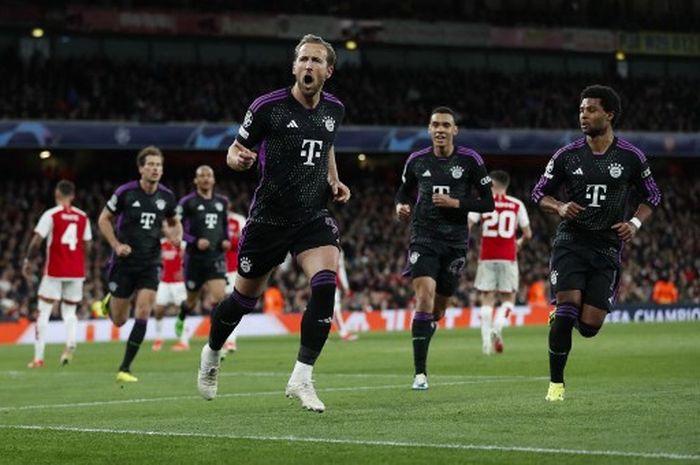 Striker Bayern Muenchen, Harry Kane, merayakan gol yang dicetaknya ke gawang Arsenal dalam laga leg pertama babak perempat final Liga Champions, Selasa (9/4/2024) di Stadion Emirates.