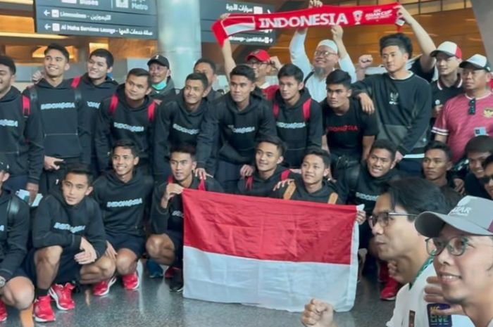 Para pemain timnas U-23 Indonesia disambut suporter seusai tiba di Doha, Qatar jelang Piala Asia U-23.