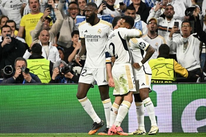 Para pemain Real Madrid merayakan gol Rodrygo ke gawang Manchester City pada leg pertama perempat final Liga Champions 2023-2024.