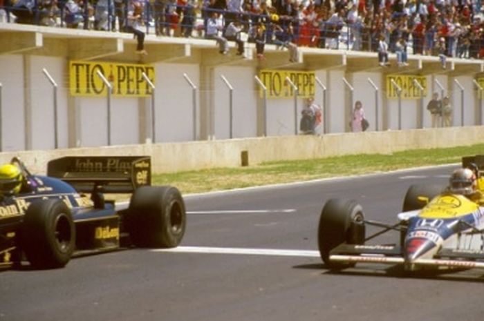 Ayrton Senna unggul sangat tipis atas Nigel Mansell dalam balapan Formula 1 di GP Spanyol 1986, 13 April 1986.