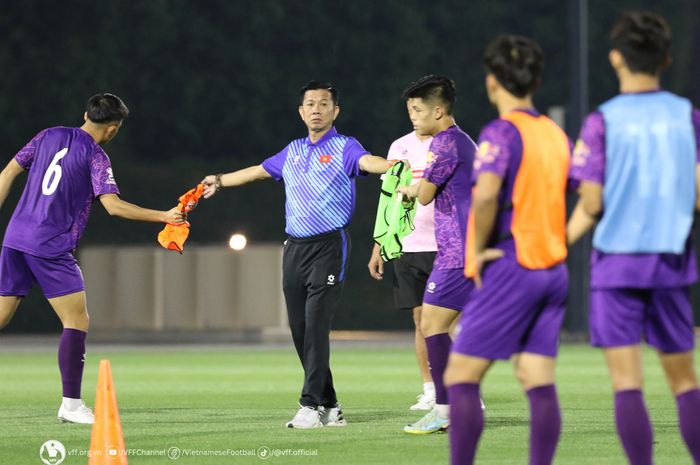 Pelatih Hoang Anh Tuan (tengah) memimpin sesi latihan Timnas U-23 Vietnam jelang Piala Asia U-23 2024.