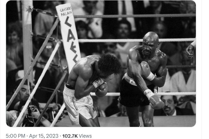 Duel spektakuler Marvin Hagler (kanan) melawan Thomas Hearns yang cuma berlangsung 3 ronde pada 15 April 1985. 