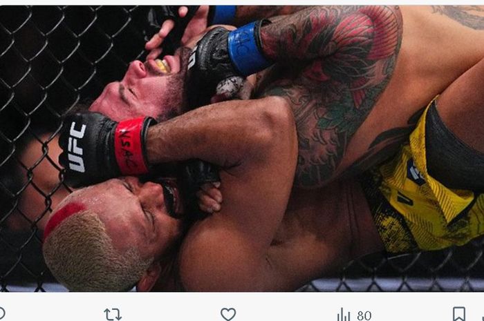 Deiveson Figueiredo mengunci Cody Garbrandt di UFC 300, Minggu (14/4/2024) di Las Vegas.