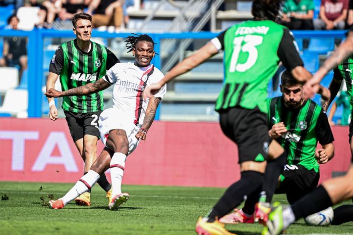 Rafael Leao melepaskan tembakan yang hasilkan gol AC Milan ke gawang Sassuolo pada lanjutan Liga Italia di Stadion Mapei, Reggio Emilia (14/4/2024).