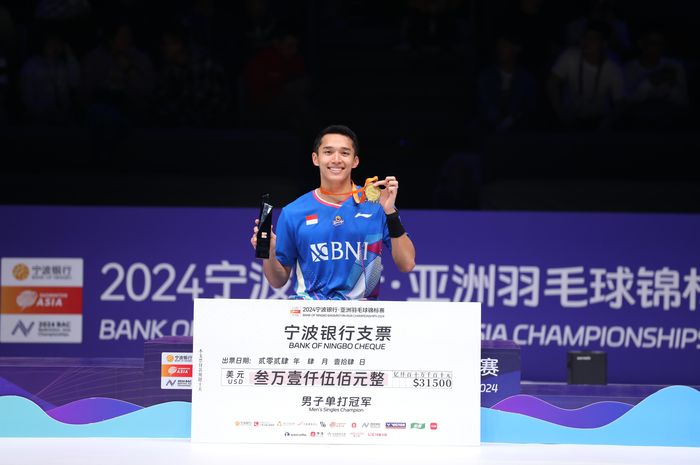 Tunggal putra Indonesia, Jonatan Christie, berpose di atas podium setelah memenangi final Kejuaraan Asia 2024 di Ningbo, China, 14 April 2024.