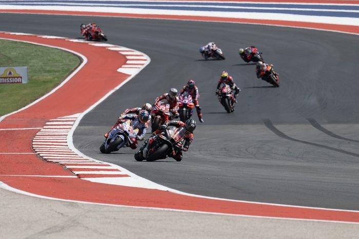 Pembalap Aprilia, Maverick Vinales, memimpin sprint MotoGP Americas di Circuit of the Americas, Austin, Amerika Serikat, 13 April 2024.