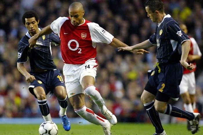 Thierry Henry menggiring bola dalam laga Arsenal vs Leeds United di Liga Inggris pada 16 April 2004 di Stadion Highbury, London.