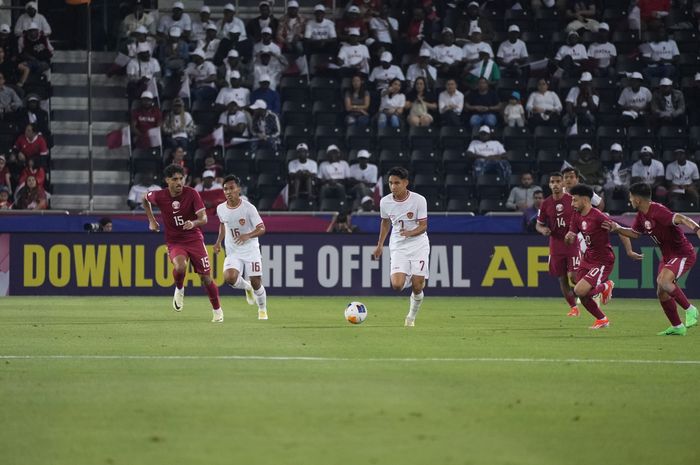 Marselino Ferdinan dalam laga Timnas U-23 Indonesia vs Qatar pada matchday pertama Grup A Piala Asia U-23 2024 di Stadion Jassim bin Hamad, Doha, Qatar, Senin (15/4/2024).