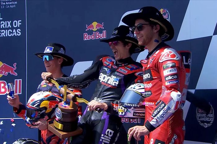 (Ki-ka) Pedro Acosta, Maverick Vinales, dan Enea Bastianini berdiri di podium setelah balapan MotoGP Americas di Circuit of The Americas, Austin, AS, 14 April 2024. 