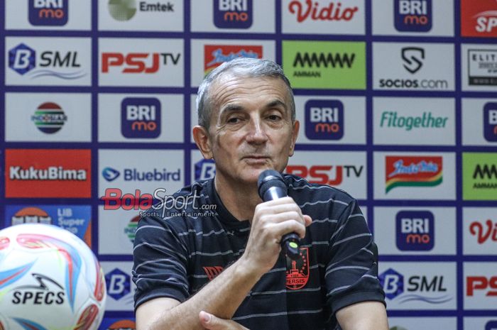 Pelatih Persis Solo, Milomir Seslija, saat hadir dalam sesi jumpa pers di Stadion Utama Gelora Bung Karno, Senayan, Jakarta, Selasa (16/4/2024).