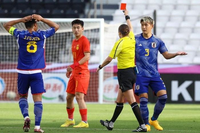 Pemain Timnas U-23 Jepang, Ryuya Nishio (kanan), menerima kartu merah dalam laga melawan China di Piala Asia U-23 2024.