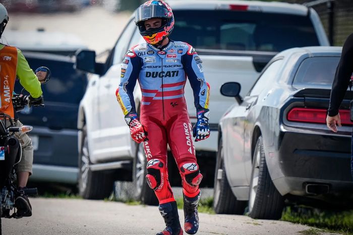 Pembalap Gresini Racing, Marc Marquez, berjalan dengan lesu setelah gagal finis pada balapan MotoGP Americas di Circuit of The Americas, Austin, AS, 14 April 2024.