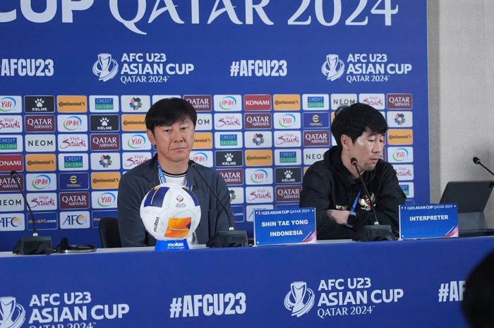 Pelatih timnas U-23 Indonesia, Shin Tae-yong usai kalah 0-2 dari Qatar di laga perdana Piala Asia U-23 2024 dalam konferensi pers, Senin (15/4/2024).