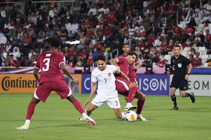 Pemain timnas U-23 Indonesia, Marselino Ferdinan, saat berduel dengan pemain Qatar di Piala Asia U-23 2024.