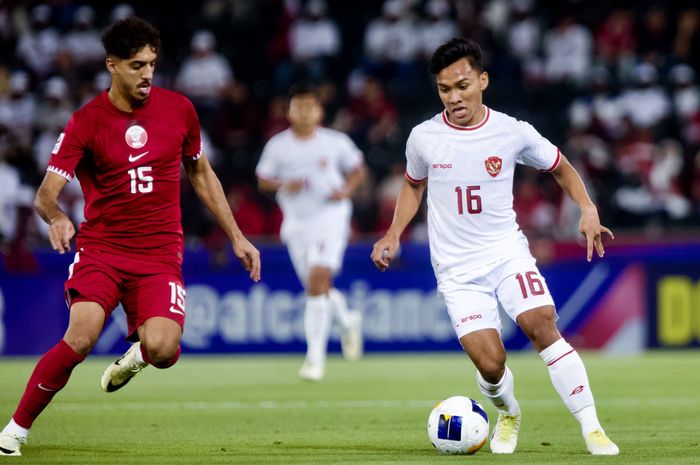 Pemain timnas U-23 Indonesia, Arkhan Fikri, saat berduel dengan pemain Qatar dalam laga perdana grup A Piala Asia U-23 2024, Senin (15/4/2024).