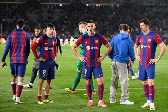 Ekspresi lesu pemain Barcelona usai dikalahkan PSG pada perempat final Liga Champions di Stadion Montjuic (16/4/2024).