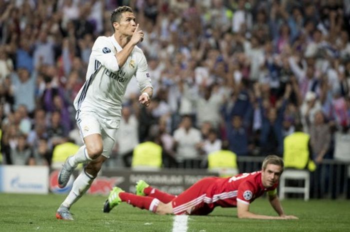 Cristiano Ronaldo mencetak hattrick untuk menjadi manusia pertama yang mampu mengoleksi 100 gol di Liga Champions saat Real Madrid mengalahkan Bayern Muenchen 4-2 pada 18 April 2017 di Santiago Bernabeu.