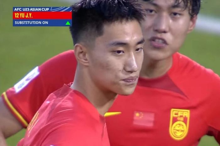 Pelatih Timnas U-23 China, Cheng Yaodong, memainkan kiper Yu Jinyong sebagai striker saat menghadapi Jepang di laga perdana Grup B Piala Asia U-23 2024.