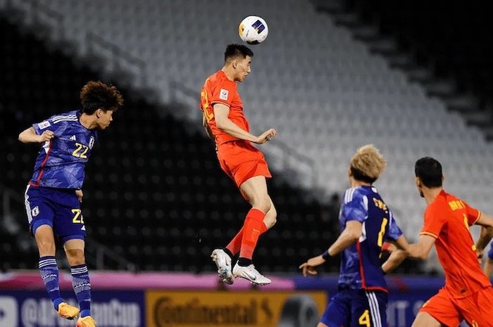 Pelatih Timnas U-23 China, Cheng Yaodong, memainkan kiper Yu Jinyong sebagai striker saat menghadapi Jepang di Piala Asia U-23 2024.