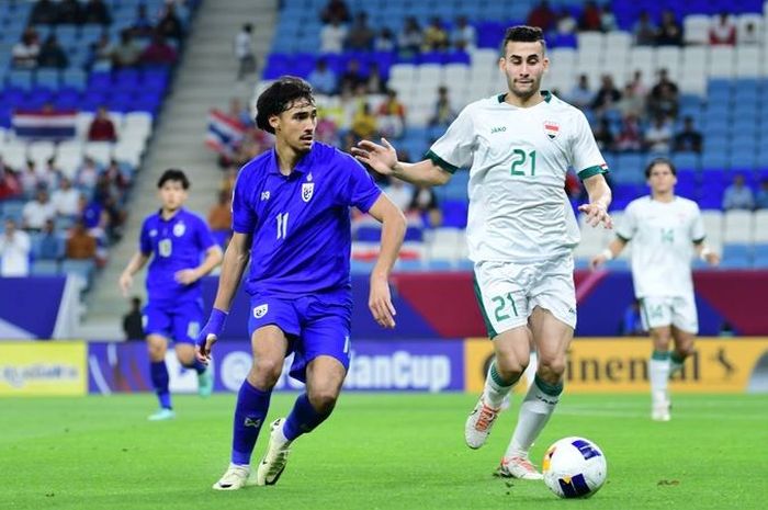 Bintang Timnas U-23 Thailand, Erawan Garnier, berebut bola dengan pemain Irak dalam laga Grup C Piala Asia U-23 2024.