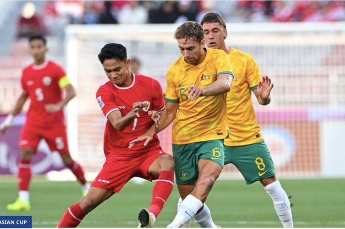 Pemain timnas U-23 Indonesia, Marselino Ferdinan, duel dengan gelandang Australia