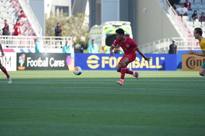 Aksi Muhammad Ferarri dalam pertandingan timnas U-23 Indonesia melawan Australia di Stadion Abdullah bin Khalifa, Doha, Kamis (18/4/2024).