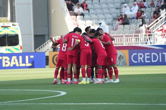 Skuad timnas U-23 Indonesia melawan Australia di Stadion Abdullah bin Khalifa, Doha, Kamis (18/4/2024).