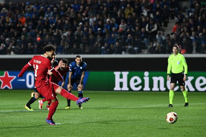 Momen Mohamed Salah mencetak gol penalti ke gawang Atalanta di leg kedua perempat final Liga Europa 2023-2024.