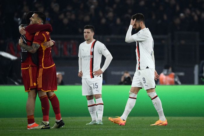 AC Milan harus pulang lebih cepat di Liga Europa setelah langkah mereka dihentikan AS Roma di perempat final usai takluk secara agregat 1-3.