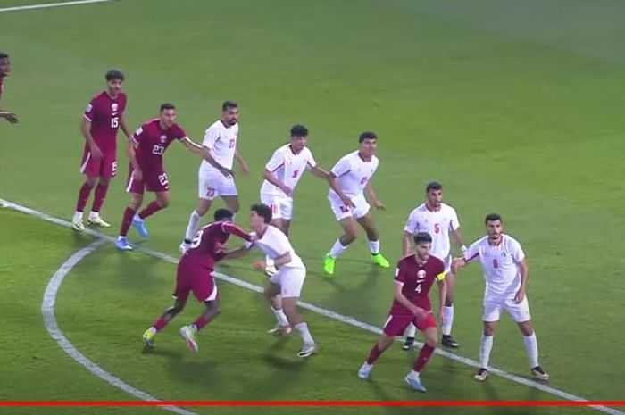 Momen pelanggaran pemain Qatar terhadap awak Yordania yang mendahului proses gol timnas U-23 Qatar di matchday 2 Grup A Piala Asia U-23 2024.