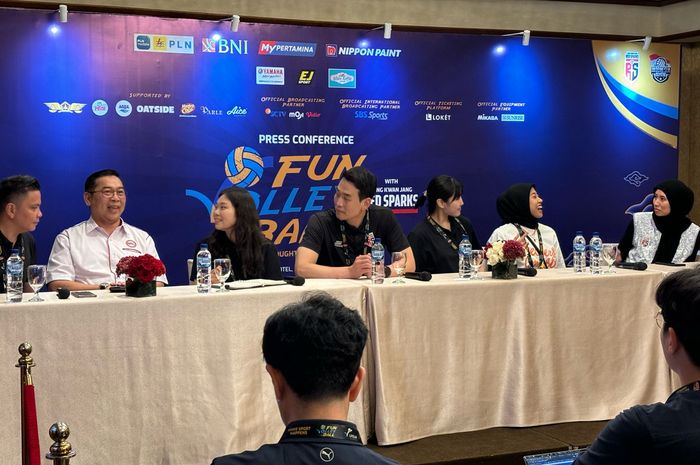 Konferensi pers jelang Fun Volleyball Indonesia All-Star vs Red Sparks di Hotel Mulia, Senayan, Jakarta, Jumat (19/4/2024).