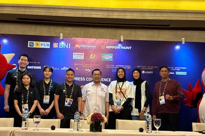 Nara sumber Fun Volleyball antara Red Sparks dan Indonesia All-Star berpose setelah konferensi pers di Hotel Mulia, Senayan, Jakarta, Jumat (19/4/2024).
