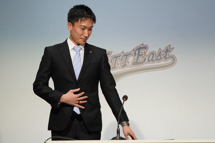 Pebulu tangkis Jepang, Kento Momota, berjalan setelah konferensi pers untuk mengumumkan pengunduran dirinya dari tim nasional Jepang di Tokyo pada 18 April 2024.