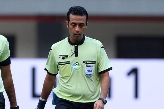 Mantan wasit Liga 1 asal Iran, Mooud Bonyadifard.