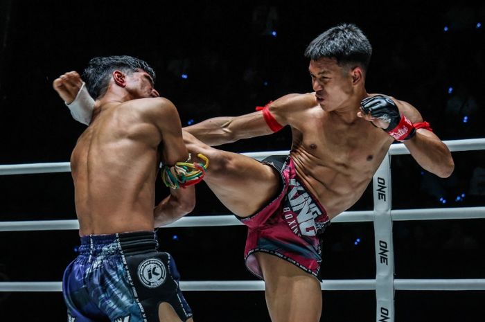 Pettasuea Seeopal menendang Prom Yor Andaman sampai KO di ronde kedua dalam gelaran ONE Friday Fights 59, Jumat (19/4/2024) di Bangkok.
