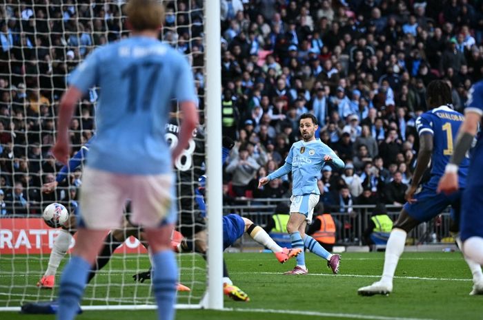 Gelandang serang Manchester City, Bernardo Silva, mencetak gol ke gawang Chelsea pada babak semifinal Piala FA di Stadion Wembley, Sabtu (20/4/2024).