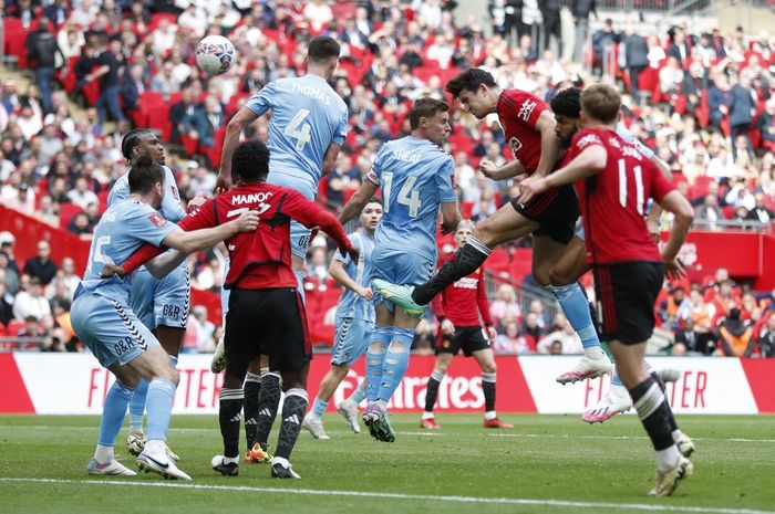 Bek tengah Manchester United, Harry Maguire, mencetak gol ke gawang Coventry City pada babak semifinal Piala FA di Stadion Wembley, Minggu (21/4/2024).