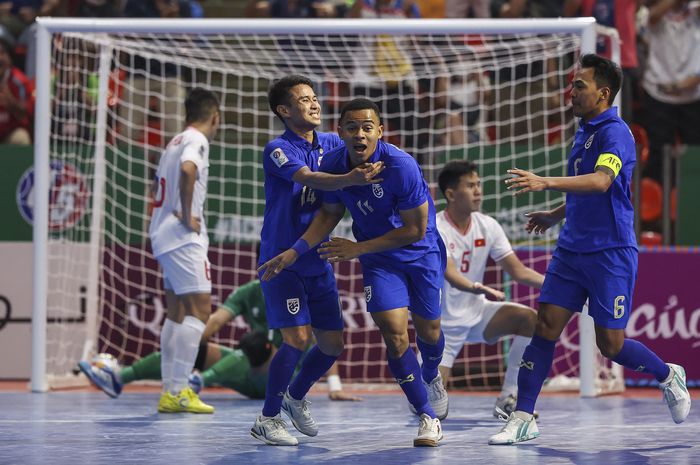 Pemain Timnas Futsal Thailand, Muhammad Osamanmusa merayakan gol ke gawang Vietnam di laga Grup A Piala Asia Futsal 2024.