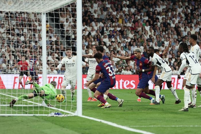 El Clasico jilid 2 di Liga Spanyol 2023-2024 yang mempertemukan Real Madrid dan Barcelona menghadirkan kontroversi dengan adanya gol hantu dari Lamine Yamal.