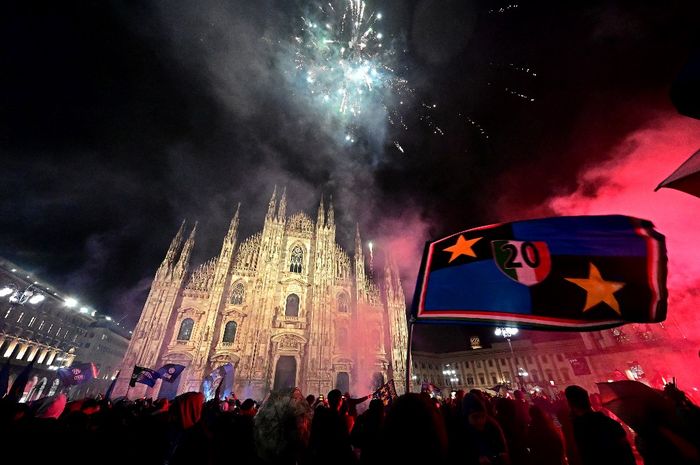 Pendukung Inter Milan merayakan gelar Liga Italia ke-20 di Piazza del Duomo, Milano, usai Nerazzurri kalahkan AC Milan di Liga Italia (22/4/2024).