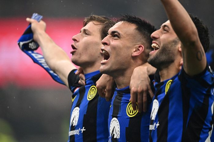 Kapten Inter Milan, Lautaro Martinez, merayakan keberhasilan I Nerazzurri menjuarai Liga Italia 2023-2024 bersama Nicolo Barella dan Hakan Calhanoglu usai memenangi duel kontra AC Milan pada pekan ke-33.