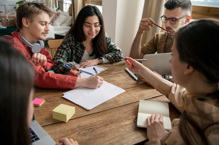 Siswa Berdiskusi di Kelas dengan Teman