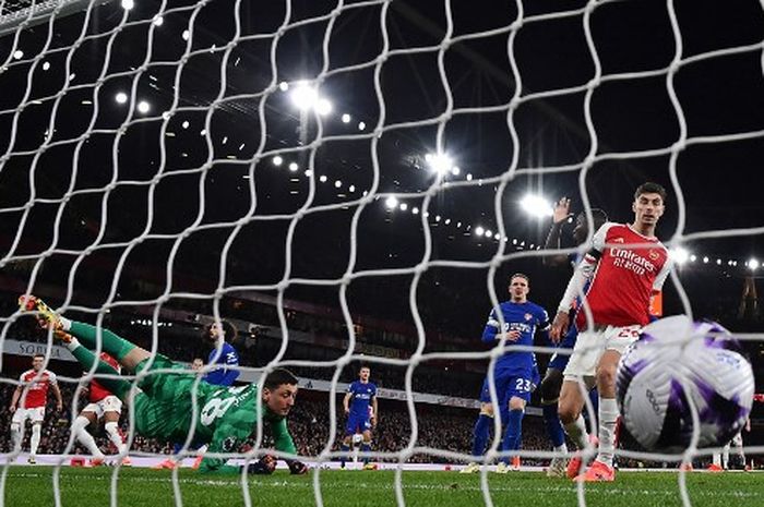 Gol kedua Ben White saat Arsenal mengalahkan Chelsea 5-0 di Liga Inggris, Rabu (23/4/2024) di Emirates Stadium.