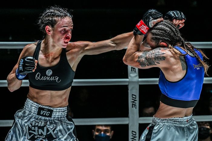 Natalia Diachkova bakal menantang Smilla Sundell dalam laga perebutan sabuk juara kelas jerami Muay Thai perempuan ONE Championship di ONE Fight Night 22, 4 Mei 2024 di Bangkok. 