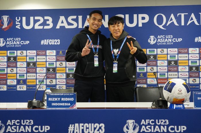 Pelatih Timnas U-23 Indonesia, Shin Tae-yong dan Kapten Timnas U-23 Indonesia, Rizky Ridho dalam konferensi pers sebelum laga lawan Korea Selatan pada Rabu (24/4/2024)
